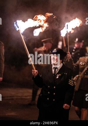 East Hoathly, Royaume-Uni.13 novembre 2021.East Hoathly et Halland Carnival Society défilent avec des torches à travers les rues du village East Sussex bordées de centaines de spectateurs dans leur acte annuel de souvenir.L'événement se termine par un feu de camp et un feu d'artifice.Photo par crédit : Jim Holden/Alay Live News Banque D'Images