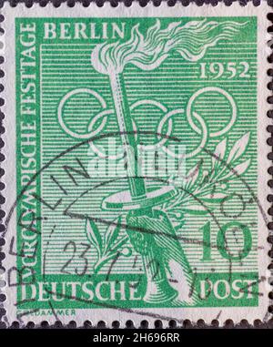 ALLEMAGNE, Berlin - VERS 1952: Timbre-poste de l'Allemagne, Berlin montrant la torche olympique et les anneaux olympiques.Texte Vorolympische Festtage Berlin 1952.C Banque D'Images