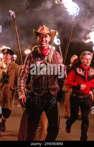 East Hoathly, Royaume-Uni.13 novembre 2021.East Hoathly et Halland Carnival Society défilent avec des torches à travers les rues du village East Sussex bordées de centaines de spectateurs dans leur acte annuel de souvenir.L'événement se termine par un feu de camp et un feu d'artifice.Photo par crédit : Jim Holden/Alay Live News Banque D'Images