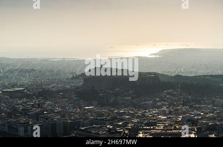 Athènes, Grèce.Novembre 2021. Vue aérienne du Parthénon et de la ville depuis la colline du Lycabette au coucher du soleil Banque D'Images
