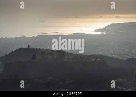 Athènes, Grèce.Novembre 2021. Vue aérienne du Parthénon et de la ville depuis la colline du Lycabette au coucher du soleil Banque D'Images