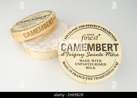 Supermarché Tesco le meilleur fromage camembert crémeux français fait avec du lait non pasteurisé Banque D'Images