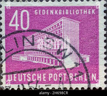 ALLEMAGNE, Berlin - VERS 1954: Timbre-poste de l'Allemagne, Berlin montrant les bâtiments de Berlin: Bibliothèque Memorial. Violet Banque D'Images