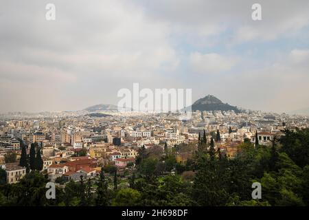 Athènes, Grèce.Novembre 2021. Vue sur la colline du Lycabette dans le centre-ville Banque D'Images
