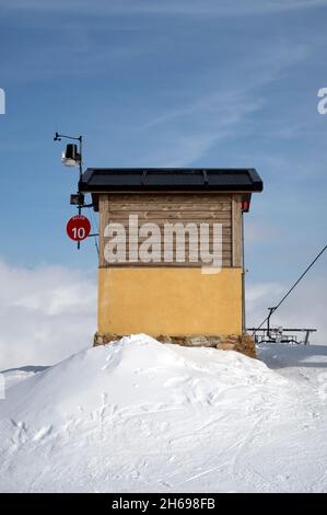 Cabine de remontée mécanique au sommet de la montagne.Vintage Banque D'Images