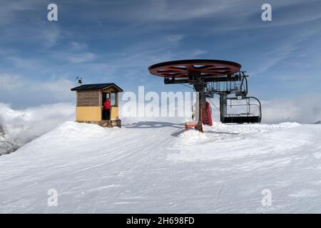 Cabine d'opérateur de remontée mécanique en haut de la montagne.Vintage Banque D'Images