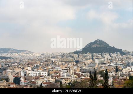 Athènes, Grèce.Novembre 2021. Vue sur la colline du Lycabette dans le centre-ville Banque D'Images