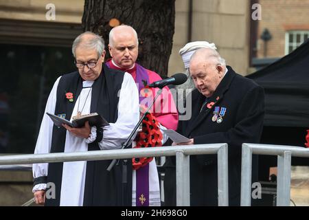 Le 14 novembre 2021, le président honoraire Alderman W S Hyde du groupe Leeds, Royal British Legion raconte le poème « ils ne seront pas vieux » lors des hommages du dimanche du souvenir au Monument commémoratif de guerre de Victoria Gardens Leeds, West Yorkshire, Royaume-Uni. Banque D'Images