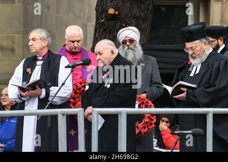 Le 14 novembre 2021, le président honoraire Alderman W S Hyde du groupe Leeds, Royal British Legion raconte le poème « ils ne seront pas vieux » lors des hommages du dimanche du souvenir au Monument commémoratif de guerre de Victoria Gardens Leeds, West Yorkshire, Royaume-Uni. Banque D'Images