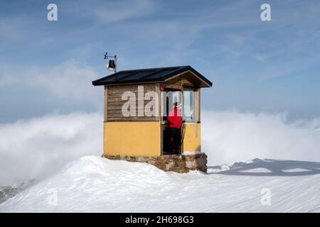 Cabine d'opérateur de remontée mécanique en haut de la montagne.Vintage Banque D'Images