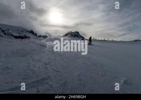 Skieur descendant une pente enneigée.Rétroéclairage Banque D'Images