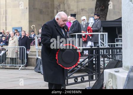 Le 14 novembre 2021, Royal British Legion, président honoraire du groupe Leeds, Alderman W S Hyde, dépose une couronne lors des Hommages du dimanche du souvenir au War Memorial de Victoria Gardens Leeds, West Yorkshire, Royaume-Uni. Banque D'Images