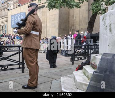 Alderman W S Hyde, président honoraire du groupe Leeds, Royal British Legion, s'arène après avoir déposé une couronne pendant les Hommages du dimanche du souvenir au War Memorial de Victoria Gardens Leeds, West Yorkshire, Royaume-Uni, le 14 novembre 2021. Banque D'Images