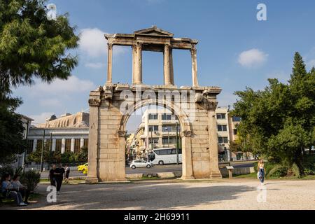 Athènes, Grèce.Novembre 2021. Vue sur l'arche d'Hadrien dans le centre-ville Banque D'Images