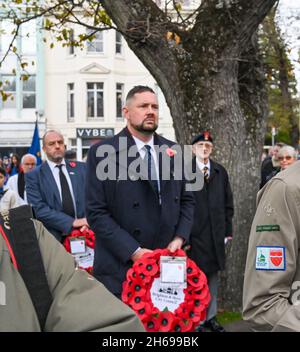 Brighton, Royaume-Uni 14 novembre - Phelim Mac Cafferty le leader du Parti Vert de Brighton et du Conseil de la ville de Hove au service de l'acte du souvenir qui se tient aujourd'hui au Monument commémoratif de guerre de Brighton : Credit Simon Dack / Alamy Live News Banque D'Images