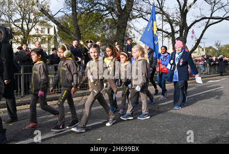 Brighton, Royaume-Uni 14 novembre - Brownies mars passé au service de l'acte du souvenir qui se tient aujourd'hui au Brighton War Memorial : Credit Simon Dack / Alamy Live News Banque D'Images