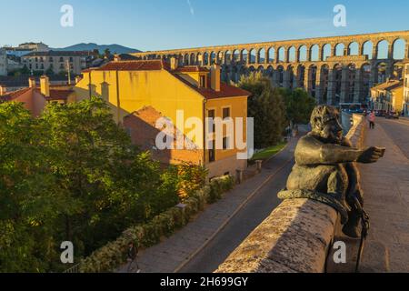 Ségovie, Espagne, 19 octobre 2021.Vue sur l'aqueduc de Ségovie, avec la statue du Diable de Ségovie Banque D'Images