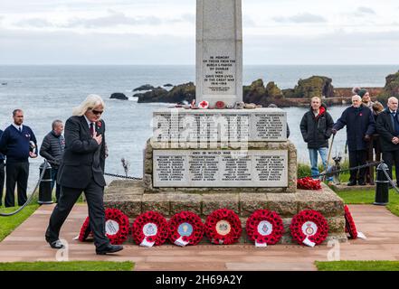 Dunbar, East Lothian, Écosse, Royaume-Uni, 14 novembre 2021.Le jour du souvenir : un service commémoratif à la cérémonie du mémorial de guerre et de la pose de couronnes.Photo : une couronne déposée au nom des Templiers par un homme qui paie ses respects Banque D'Images