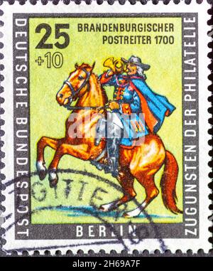 ALLEMAGNE, Berlin - VERS 1956: Timbre-poste de l'Allemagne, Berlin montrant le pilote de poste de Brandebourg autour du 1700ème jour de timbre postal Banque D'Images