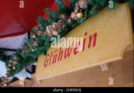 Leipzig, Allemagne.14 novembre 2021.Un panneau indiquant « vin chaud » sur un stand du marché de Noël en cours de construction.Le marché de Noël de Leipzig doit avoir lieu cette année, mais la consommation d'alcool est interdite.Credit: Sebastian Willnow/dpa-Zentralbild/dpa/Alay Live News Banque D'Images