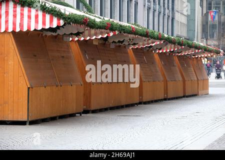 Leipzig, Allemagne.14 novembre 2021.Étals fermés du marché de Noël en construction.Le marché de Noël de Leipzig doit avoir lieu cette année, mais la consommation d'alcool est interdite.Credit: Sebastian Willnow/dpa-Zentralbild/dpa/Alay Live News Banque D'Images