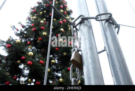 Leipzig, Allemagne.14 novembre 2021.Les clôtures de construction au marché de Noël sont enfermées par une chaîne.Le marché de Noël de Leipzig doit avoir lieu cette année, mais la consommation d'alcool est interdite.Credit: Sebastian Willnow/dpa-Zentralbild/dpa/Alay Live News Banque D'Images