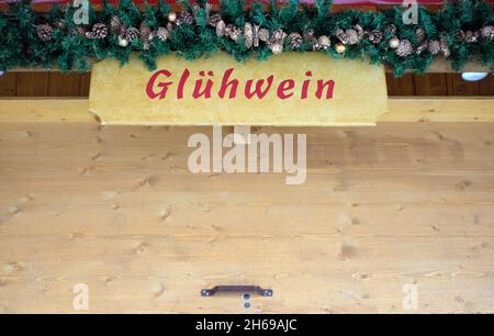 Leipzig, Allemagne.14 novembre 2021.Un panneau indiquant « vin chaud » sur un stand du marché de Noël en cours de construction.Le marché de Noël de Leipzig doit avoir lieu cette année, mais la consommation d'alcool est interdite.Credit: Sebastian Willnow/dpa-Zentralbild/dpa/Alay Live News Banque D'Images