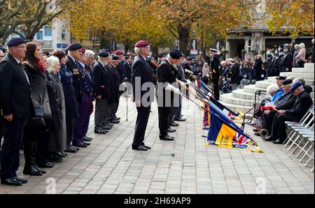 Les porteurs standard abaissent leurs normes pendant le Service du souvenir à la place Guildhall, à Portsmouth.Date de la photo: Dimanche 14 novembre 2021. Banque D'Images