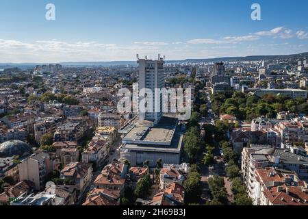 Photo de drone aérienne de Cherno plus hôtel et casino à côté du boulevard Slivnitsa dans la ville de Varna et station balnéaire située dans le golfe de Varna, Bulgarie Banque D'Images