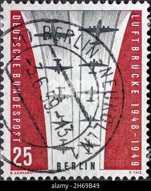 ALLEMAGNE, Berlin - VERS 1959: Timbre-poste de l'Allemagne, Berlin montrant le symbole du pont aérien.10e anniversaire de la fin du blocus en B Banque D'Images