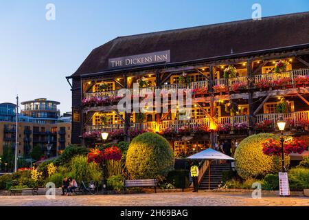 Ancien entrepôt du 18ème siècle, maintenant le Dickens Inn pub et restaurant à St Katharine's Docks, London, UK Banque D'Images