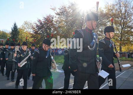 Exeter, Royaume-Uni, 14 novembre 2021 : le dimanche du souvenir, un service de pose de couronnes a eu lieu au mémorial de guerre, à l'extérieur de la cathédrale d'Exeter.Le service, dirigé par l'évêque de Crediton, comprenait des prières pour ceux qui sont morts au service du pays et aussi pour ceux qui sont encore touchés par la guerre.Anna Watson/Alay Live News Banque D'Images