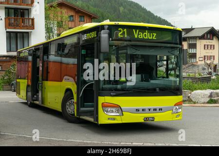 Malbun, Liechtenstein, 20 juin 2021 le bus jaune de la société LIE Mobile attend des passagers dans les alpes Banque D'Images