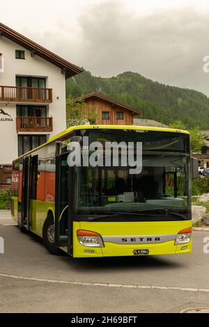 Malbun, Liechtenstein, 20 juin 2021 le bus jaune de la société LIE Mobile attend des passagers dans les alpes Banque D'Images