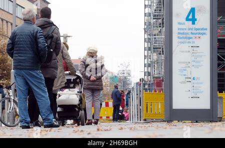 Leipzig, Allemagne.14 novembre 2021.Les gens attendent un test de Corona à l'hôpital universitaire de Leipzig.Depuis 13.11.2021, les tests rapides gratuits de Corona sont de nouveau disponibles pour tout le monde.Credit: Sebastian Willnow/dpa-Zentralbild/dpa/Alay Live News Banque D'Images