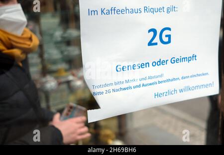 Leipzig, Allemagne.14 novembre 2021.À la porte d'un café se trouve une pancarte portant référence aux règles 2G applicables ('récupérées ou vaccinées').Credit: Sebastian Willnow/dpa-Zentralbild/dpa/Alay Live News Banque D'Images