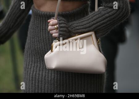 Milan, Italie - 22 septembre 2021 : tenue Street style, femme à la mode portant une tenue Fendi dans les rues de Milan, Italie. Banque D'Images