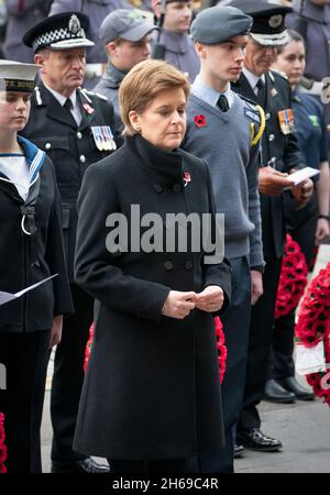 Premier ministre d'Écosse Nicola Sturgeon pendant le service du dimanche du souvenir à la Pierre du souvenir à l'extérieur des chambres de ville d'Édimbourg.Date de la photo: Dimanche 14 novembre 2021. Banque D'Images