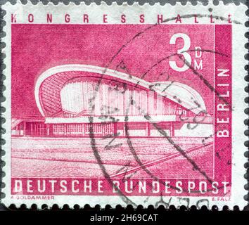 ALLEMAGNE, Berlin - VERS 1956: Timbre-poste de l'Allemagne, Berlin montrant les villes de Berlin.Salle de congrès Banque D'Images