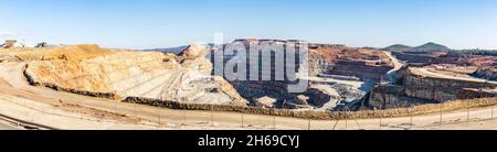 Panorama de Corta Atalaya avec niveaux miniers à ciel ouvert.Excavation profonde de pyrite et extraction de minéraux de cooper et d'or dans la municipalité Banque D'Images