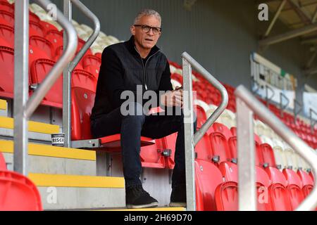 EXETER, GBR.13 NOVEMBRE Keith Curle (gérant) d'Oldham Athletic lors du match Sky Bet League 2 entre Exeter City et Oldham Athletic au St James' Park, Exeter le samedi 13 novembre 2021.(Crédit : Eddie Garvey | MI News) Banque D'Images