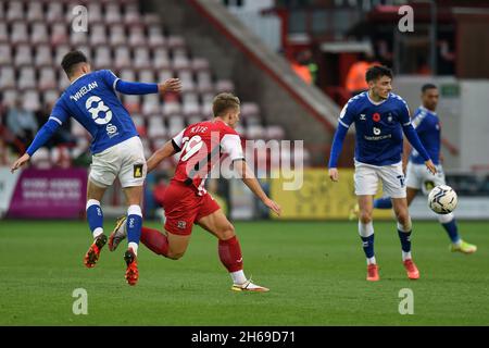 EXETER, GBR.13 NOVEMBRE Oldham Athletic Callum Whelan Tussles avec Harry Kite d'Exeter City pendant le match Sky Bet League 2 entre Exeter City et Oldham Athletic à St James' Park, Exeter, le samedi 13 novembre 2021.(Crédit : Eddie Garvey | MI News) Banque D'Images