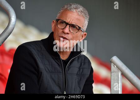 EXETER, GBR.13 NOVEMBRE Keith Curle (gérant) d'Oldham Athletic lors du match Sky Bet League 2 entre Exeter City et Oldham Athletic au St James' Park, Exeter le samedi 13 novembre 2021.(Crédit : Eddie Garvey | MI News) Banque D'Images