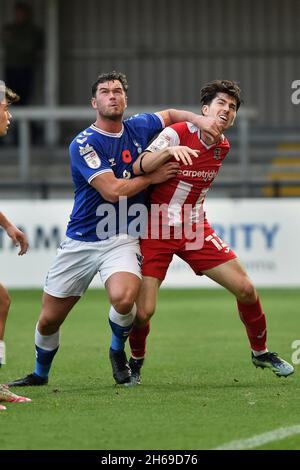 EXETER, GBR.13 NOV. Les tussles Harrison McGahey d'Oldham Athletic avec Josh Key d'Exeter City pendant le match Sky Bet League 2 entre Exeter City et Oldham Athletic au parc St James', Exeter, le samedi 13 novembre 2021.(Crédit : Eddie Garvey | MI News) Banque D'Images