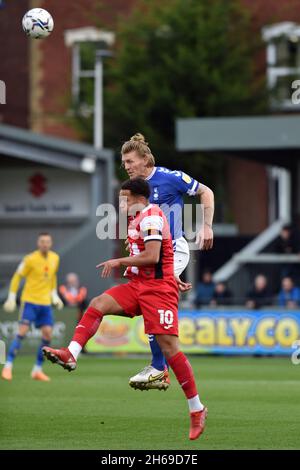 EXETER, GBR.13 NOV. Les défenses Carl Piergianni d'Oldham Athletic avec Sam Nombe d'Exeter City lors du match Sky Bet League 2 entre Exeter City et Oldham Athletic au parc St James' Park, Exeter, le samedi 13 novembre 2021.(Crédit : Eddie Garvey | MI News) Banque D'Images