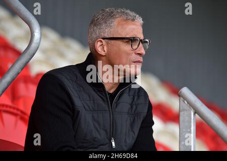 EXETER, GBR.13 NOVEMBRE Keith Curle (gérant) d'Oldham Athletic lors du match Sky Bet League 2 entre Exeter City et Oldham Athletic au St James' Park, Exeter le samedi 13 novembre 2021.(Crédit : Eddie Garvey | MI News) Banque D'Images