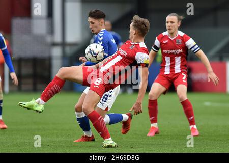 EXETER, GBR.13 NOVEMBRE Oldham Athletic Callum Whelan Tussles avec Archie Collins d'Exeter City pendant le match Sky Bet League 2 entre Exeter City et Oldham Athletic à St James' Park, Exeter, le samedi 13 novembre 2021.(Crédit : Eddie Garvey | MI News) Banque D'Images