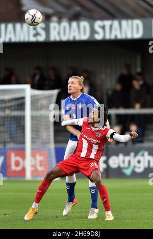 EXETER, GBR.13 NOV. Les défenses Carl Piergianni d'Oldham Athletic avec Jevani Brown d'Exeter City pendant le match Sky Bet League 2 entre Exeter City et Oldham Athletic à St James' Park, Exeter, le samedi 13 novembre 2021.(Crédit : Eddie Garvey | MI News) Banque D'Images