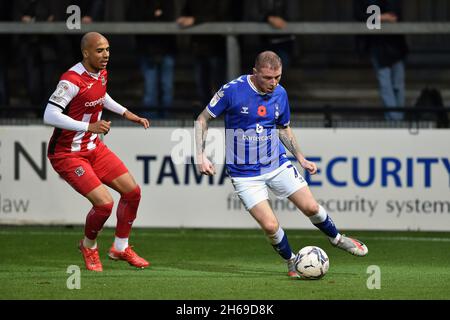 EXETER, GBR.13 NOV. Défenses Nicky Adams d'Oldham Athletic avec Jake Caprice d'Exeter City pendant le match Sky Bet League 2 entre Exeter City et Oldham Athletic au parc St James', Exeter, le samedi 13 novembre 2021.(Crédit : Eddie Garvey | MI News) Banque D'Images