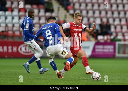 EXETER, GBR.13 NOVEMBRE Oldham Athletic Callum Whelan Tussles avec Harry Kite d'Exeter City pendant le match Sky Bet League 2 entre Exeter City et Oldham Athletic à St James' Park, Exeter, le samedi 13 novembre 2021.(Crédit : Eddie Garvey | MI News) Banque D'Images